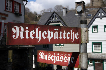 stra&szlig;enschilder auf monschauer platt