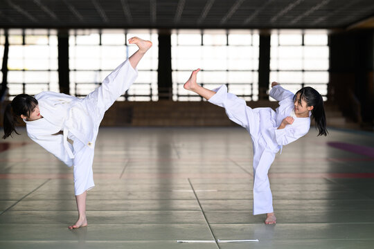 空手教室で組手の練習をする小学生の女の子二人　真剣な眼差しの武道少女