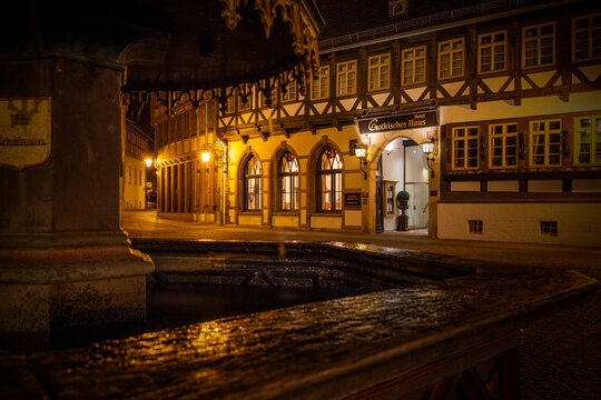 Hotel Gothisches Haus in Wernigerode bei Nacht - Historisches Fachwerkgeb&auml;ude und Hotel Gothisches Haus in Wernigerode, Deutschland, bei Nachtbeleuchtung. Aufgenommen als illustrative Editorial-Fotogr