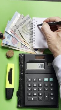 Contabilidad con calculadora digital en euros con apunte contable en bloc