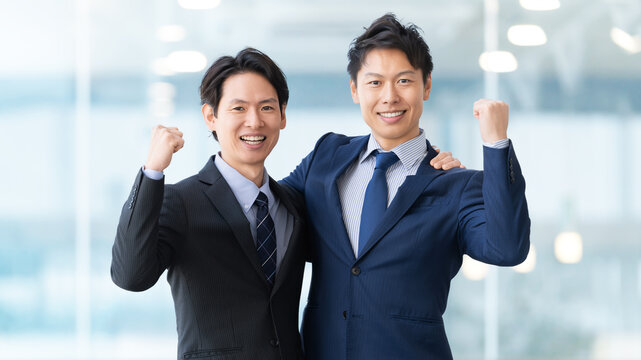 目標達成を喜ぶ2人のビジネスパーソン, Two business professionals celebrating the achievement of their goal