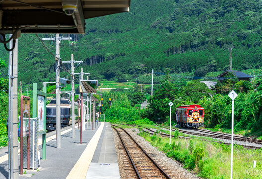 駅構内風景
水の生まれる郷
「スイッチバックの魔法。視界が切り替わる、旅の始まり。」
南阿蘇(立野駅)
Station View
The Land Where Water is Born
"The magic of switchbacks. The view changes, and the journey begins."
Minamiaso (Tateno Station)