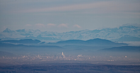La ville de B&acirc;le depuis les Vosges