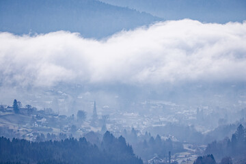 Village sous la brume