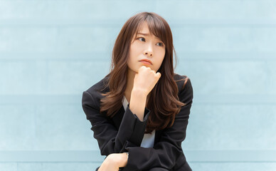 考え込む表情のビジネスウーマン, Thoughtful Businesswoman Thinking