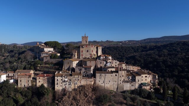 Il borgo di Montoro in provincia di Terni, Umbria, Italia.
Castello Patrizi di Montoro arroccato sulla collina tra Orte e Terni.