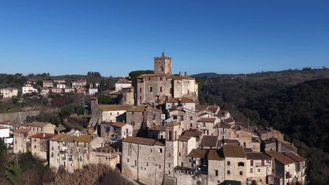 Il borgo di Montoro in provincia di Terni, Umbria, Italia.
Castello Patrizi di Montoro arroccato sulla collina tra Orte e Terni.