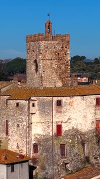 Il borgo di Montoro in provincia di Terni, Umbria, Italia.
Castello Patrizi di Montoro arroccato sulla collina tra Orte e Terni.