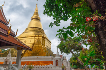 Obraz premium architectural element of the Wat Kaew don Tao Suchadaram, a temple in Lampang, Thailand