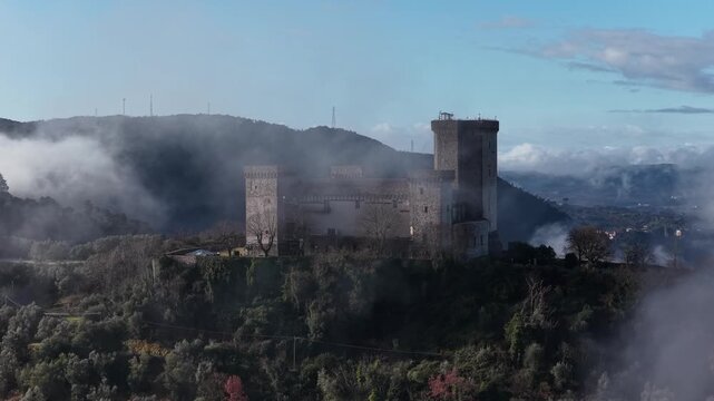 Il centro storico di Narni avvolto tra le nuvole, borgo medievale della provincia di Terni, Umbria, Italia.
Vista aerea della citt&agrave; Narni, meta turistica dell'Italia centrale.