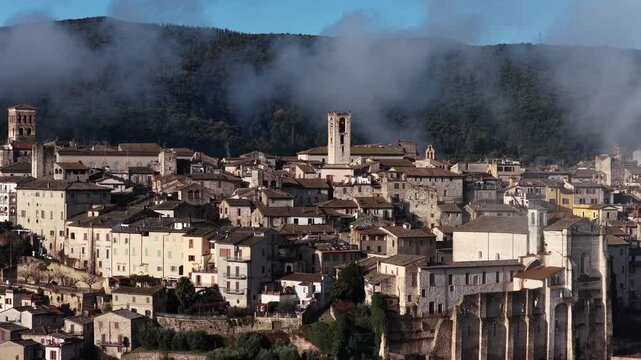 Il centro storico di Narni avvolto tra le nuvole, borgo medievale della provincia di Terni, Umbria, Italia.
Vista aerea della citt&agrave; Narni, meta turistica dell'Italia centrale.