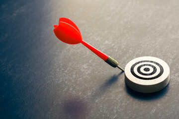 The red dart almost hit the target, but not precise enough to reach the main idea