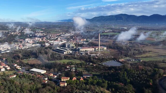 Il centro storico di Narni avvolto tra le nuvole, borgo medievale della provincia di Terni, Umbria, Italia.
Vista aerea della citt&agrave; Narni, meta turistica dell'Italia centrale.