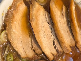 湯気がたつ熱々の美味しそうなチャーシュー麺