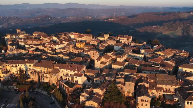 Il borgo Umbro di San Gemini e il suo centro storico medievale. Provincia di Terni, Umbria, Italia.
Vista aerea della citt&agrave; San Gemini, meta turistica di Stranieri e italiani.