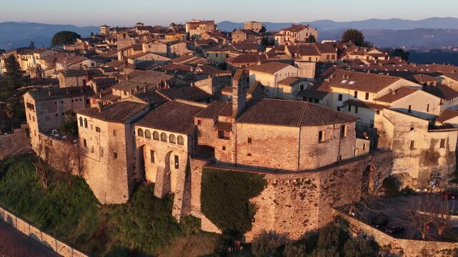 Il borgo Umbro di San Gemini e il suo centro storico medievale. Provincia di Terni, Umbria, Italia.
Vista aerea della citt&agrave; San Gemini, meta turistica di Stranieri e italiani.