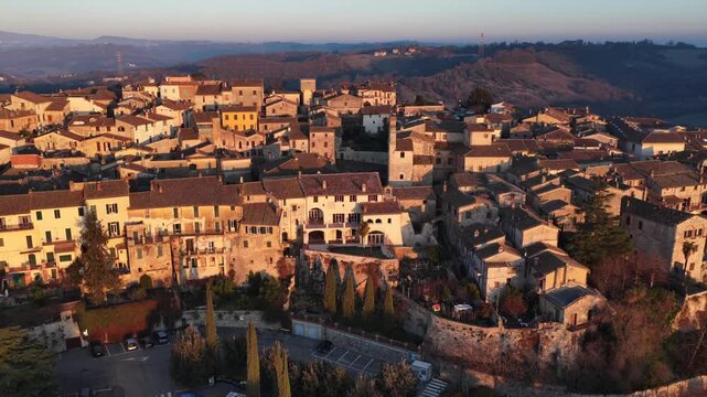 Il borgo Umbro di San Gemini e il suo centro storico medievale. Provincia di Terni, Umbria, Italia.
Vista aerea della citt&agrave; San Gemini, meta turistica di Stranieri e italiani.