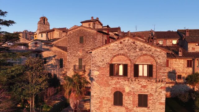 Il borgo Umbro di San Gemini e il suo centro storico medievale. Provincia di Terni, Umbria, Italia.
Vista aerea della citt&agrave; San Gemini, meta turistica di Stranieri e italiani.