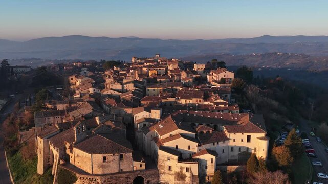 Il borgo Umbro di San Gemini e il suo centro storico medievale. Provincia di Terni, Umbria, Italia.
Vista aerea della citt&agrave; San Gemini, meta turistica di Stranieri e italiani.