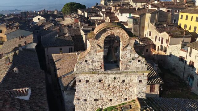 Il borgo Umbro di San Gemini e il suo centro storico medievale. Provincia di Terni, Umbria, Italia.
Vista aerea della citt&agrave; San Gemini, meta turistica di Stranieri e italiani.