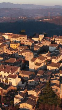 Il borgo Umbro di San Gemini e il suo centro storico medievale. Provincia di Terni, Umbria, Italia.
Vista aerea della citt&agrave; San Gemini, meta turistica di Stranieri e italiani.