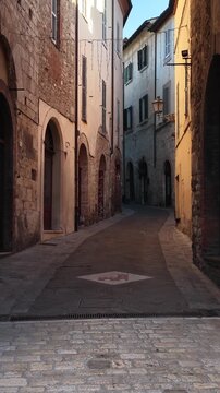 I vicoli del centro storico medievale di San Gemini, Terni, Umbria, Italia.
Passeggiando per la citt&agrave; di San Gemini, meta turistica di tranieri e italiani.
