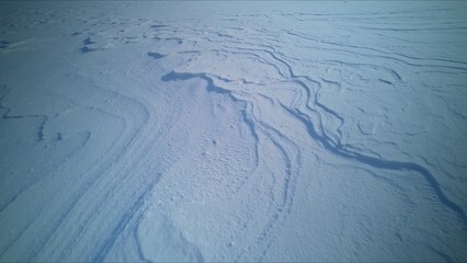 雪面に描かれた風の通り道 © あら～んどろ～ん
