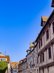 Obraz premium Vernon Vibrant Heart: Strolling through Downtown Streets