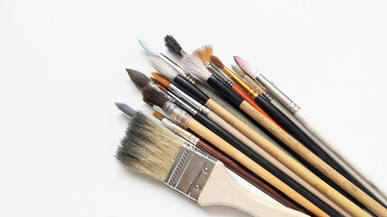 Obraz premium Art brushes isolated on a white background, art supplies set for painting. Calligraphy, squirrel, and synthetic brushes.