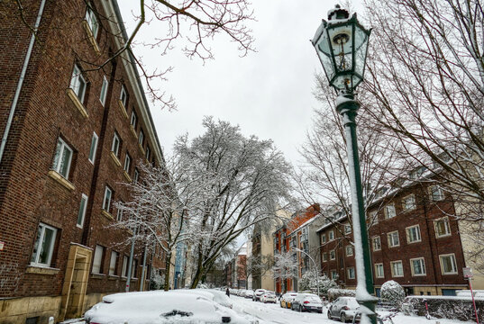 Winter und Schnee in einer Stra&szlig;e in D&uuml;sseldorf