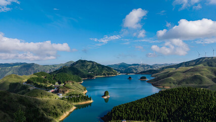 Obraz premium Mountain Lake Landscape with Green Hills and Blue Water