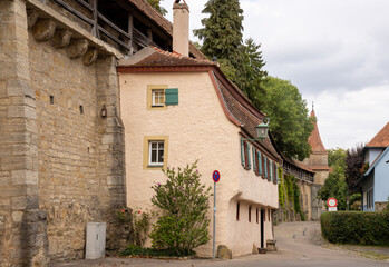 Fototapeta premium Medieval town walls and historic fortifications of Rothenburg ob der Tauber in Bavaria, Germany, showcasing preserved ramparts, towers and scenic old town architecture.