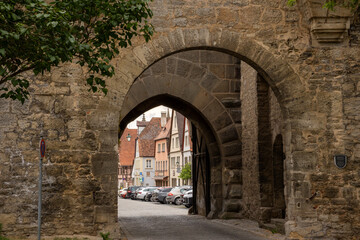 Obraz premium Galgentor (Gallows Gate) city wall gate in Rothenburg ob der Tauber, Bavaria, Germany, medieval fortification with tower and archway, historic travel landmark and scenic old town entrance.