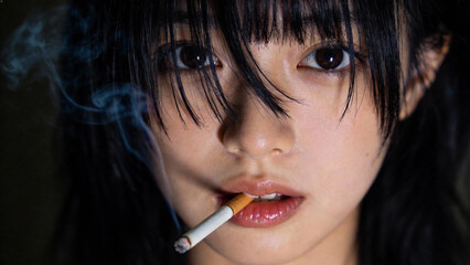 Obraz premium タバコを吸う女性