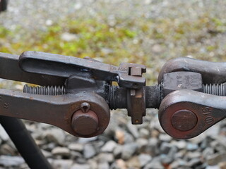 Screw coupling for mechanically connecting rail vehicles