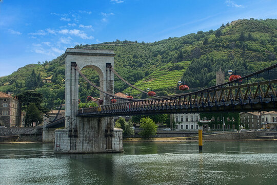 La passerelle Marc Seguin entre Tain l'Hermitage et Tournon-sur-Rh&ocirc;ne