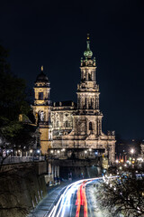 Obraz premium Dresdner Hofkirche bei Nacht mit dynamischen Lichtspuren des Verkehrs