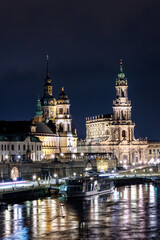 Obraz premium Dresdner Altstadtpanorama bei Nacht mit Fahrgastschiff auf der Elbe