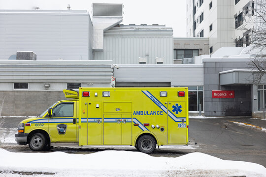 Ambulance devant urgence h&ocirc;pital, jour, horizontal