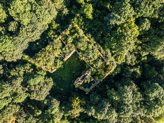 Ruiny pałacu w Chrzelicach porośnięte bujną roślinnością, historyczna architektura w letnim świetle, opuszczony zabytek na Śląsku Opolskim. © Henryk Niestrój