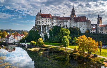 Obraz premium A beautiful view of the Sigmaringen Castle on cliff Schwarzwald, Dynasty Hohenzollern, tourist attraction in Baden Wurttemberg, Germany
