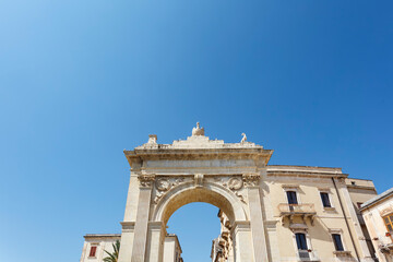 Obraz premium Royal Gate (Porta Reale or Porta Ferdinandea) in Noto, Sicily, Italy, Europe