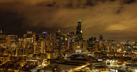 Obraz premium Aerial View of Downtown Chicago Skyline at Night on Overcast Winter Evening, February 1, 2026