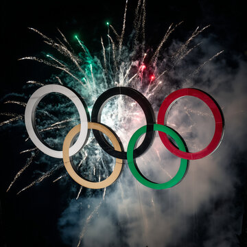 Olympische Ringe vor Explosion aus farbigem Rauch in den Farben Italiens. Editoriale Illustration zur Berichterstattung &uuml;ber die Olympische Winterspiele Milano Cortina 2026. Symbol f&uuml;r Sport, Nation u