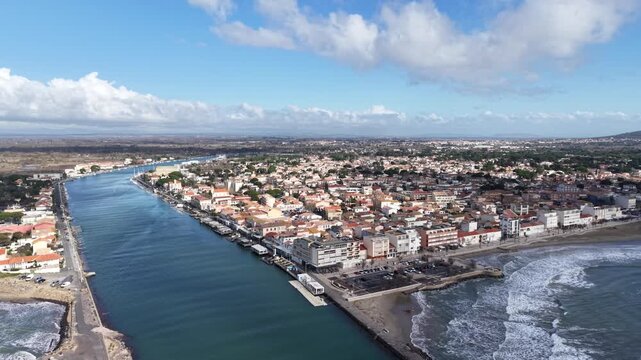 L'embouchure de l'H&eacute;rault et la plage du grau d'Agde