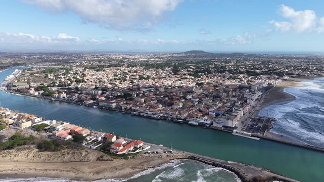 L'embouchure de l'H&eacute;rault et la plage du grau d'Agde