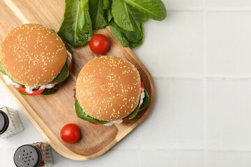 Naklejka premium Delicious burgers with meat patties on white table, flat lay. Space for text