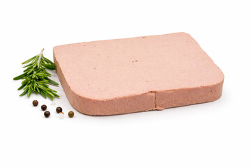 Tranche de p&acirc;t&eacute; de foie de porc sur fond blanc