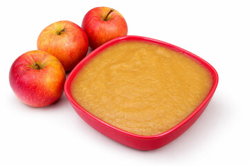 Compote de pommes maison dans un bol rouge