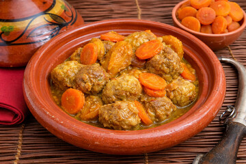 Tajine de boulettes d&rsquo;agneau aux abricots et carottes